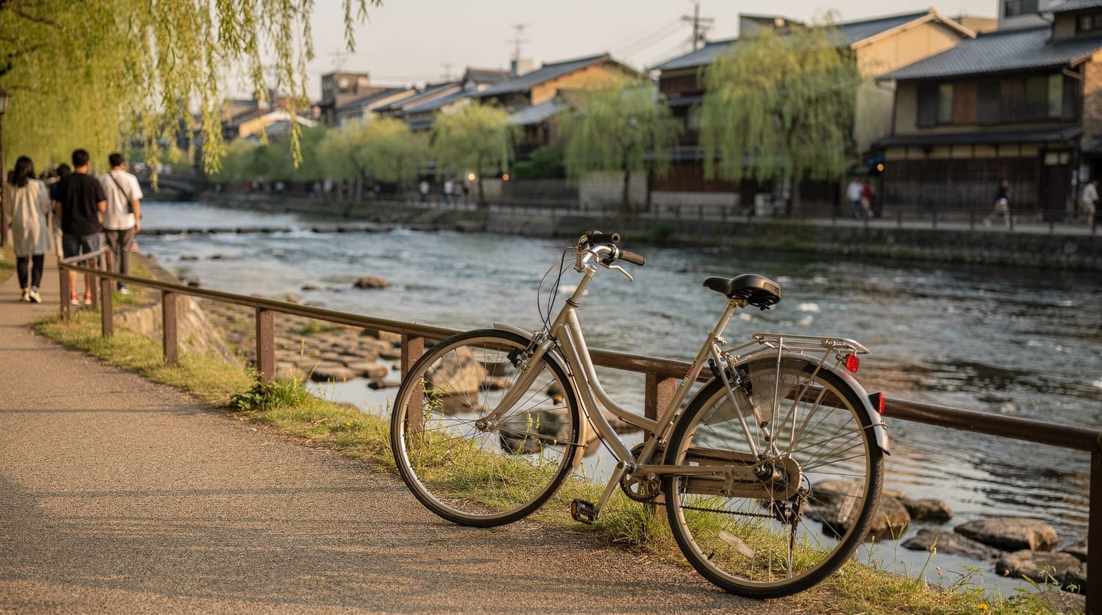 Kyoto bike tours — rentals, routes and the best guided rides — Kyoto by bike — rental prices, the Kamo River path, Arashiyama routes, and the b